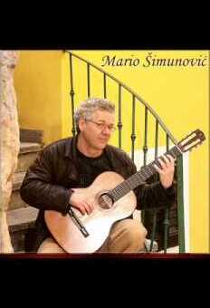 Mario Šimunović s klasičnom gitarom na mediteranskim stubama